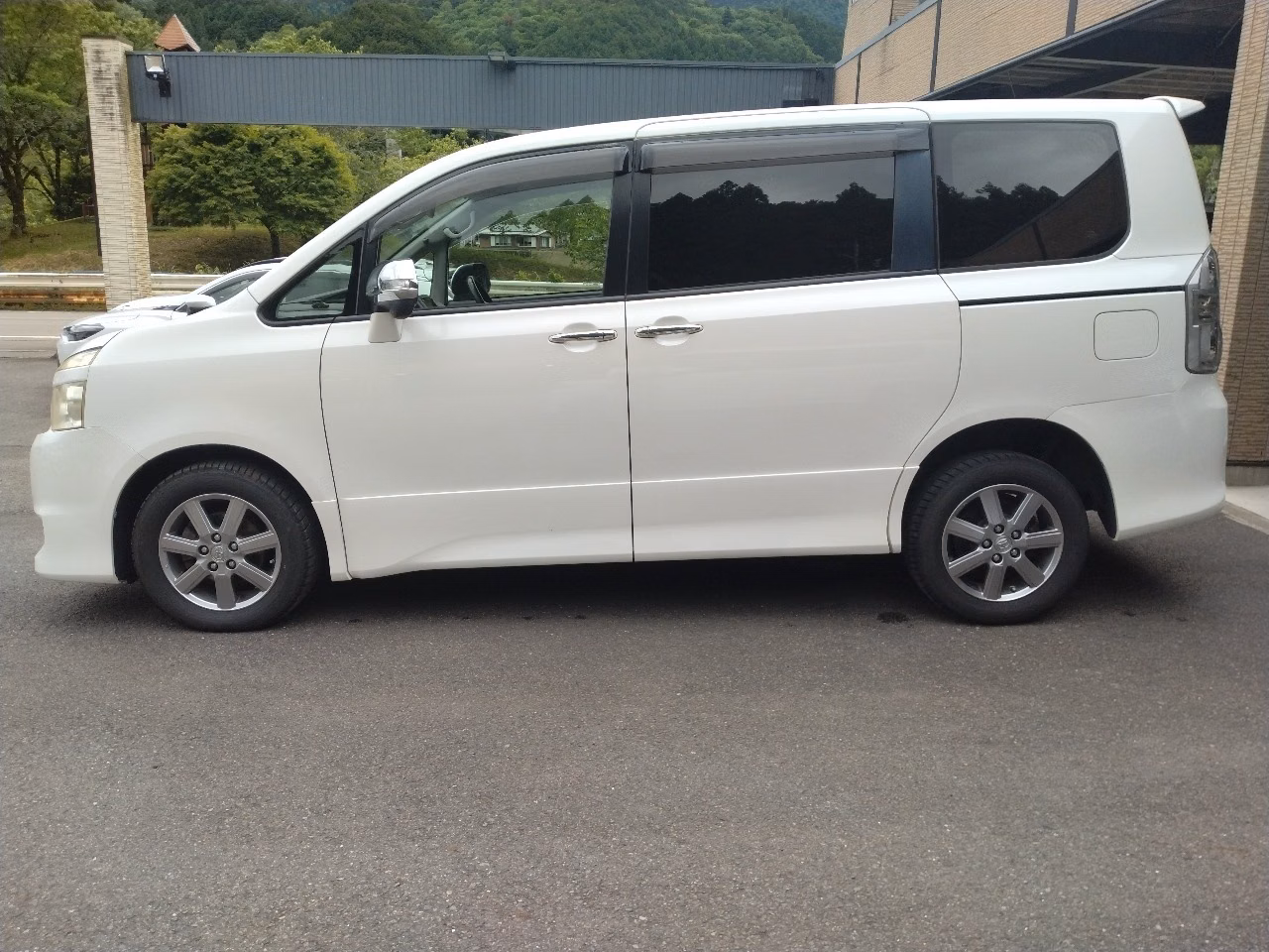 TOYOTA VOXY