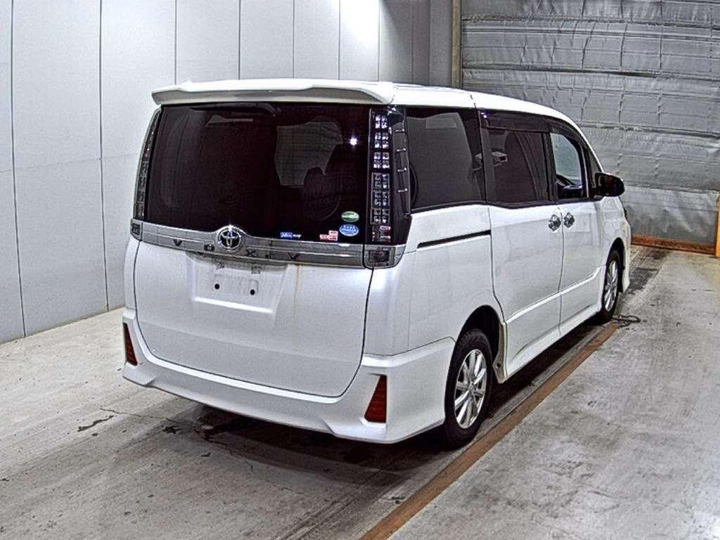 TOYOTA VOXY