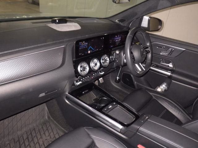 MERCEDES-BENZ EQA