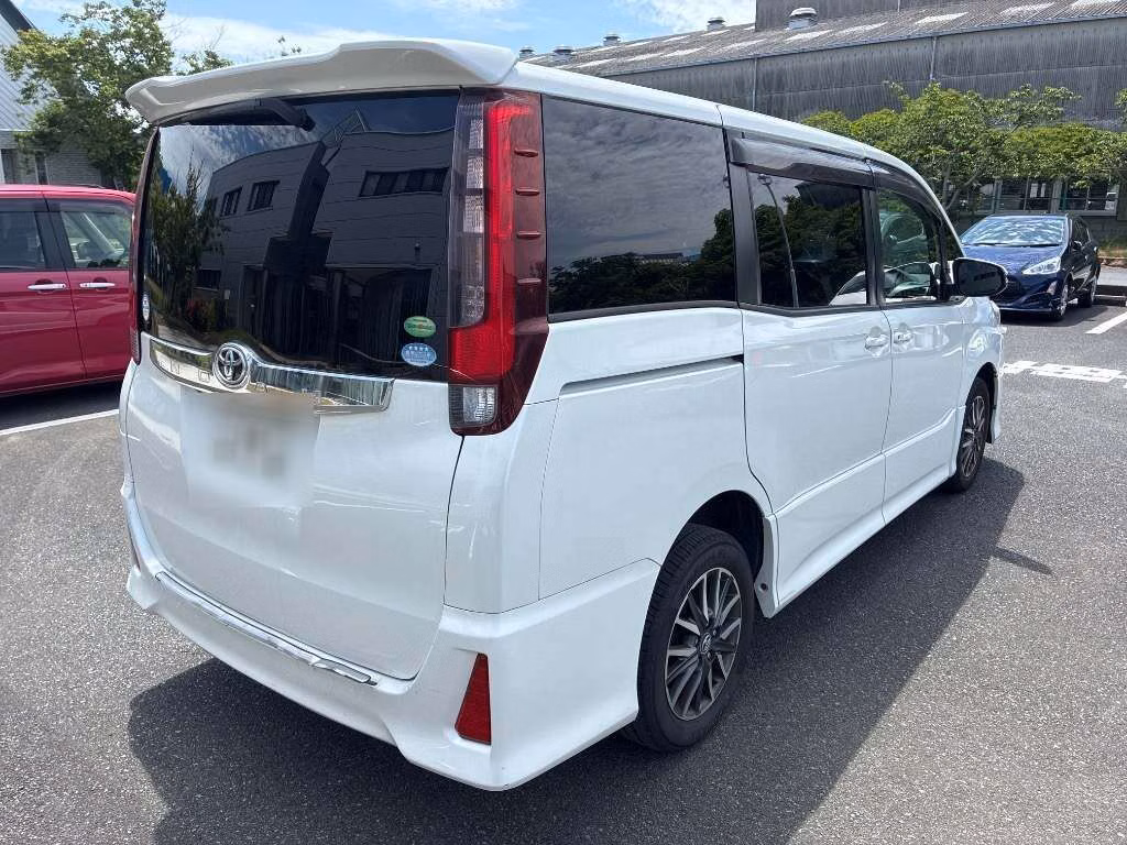 TOYOTA NOAH