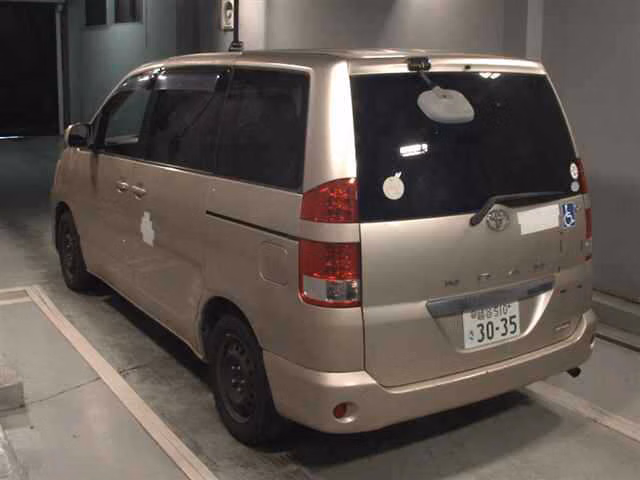 TOYOTA NOAH