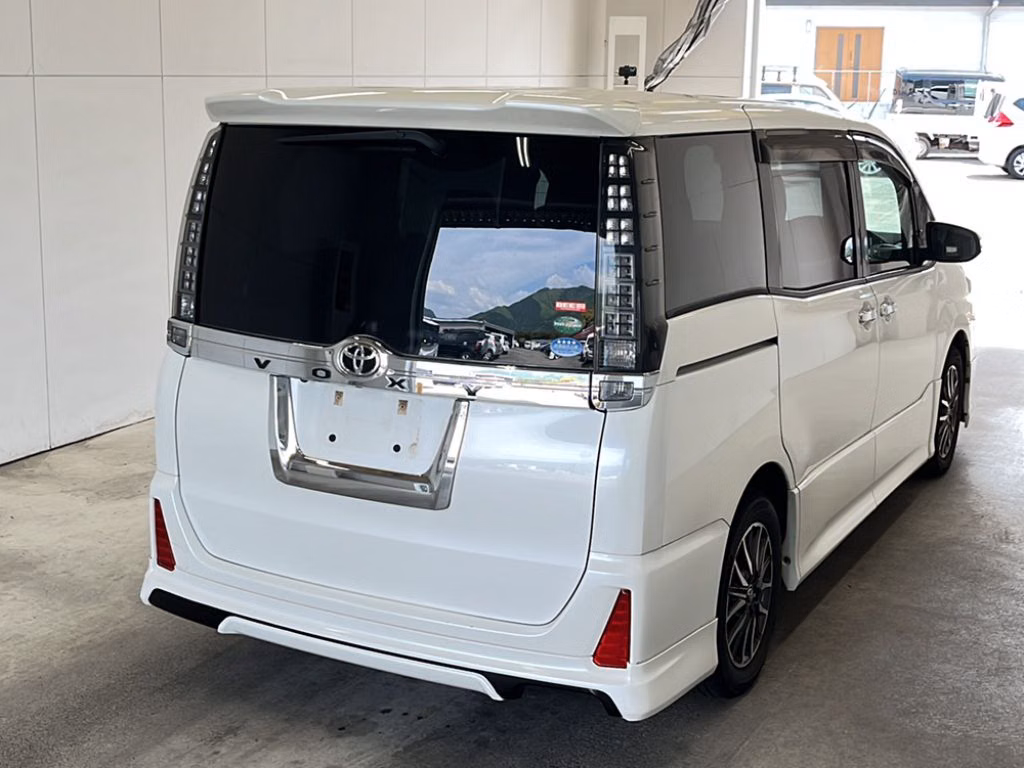 TOYOTA VOXY