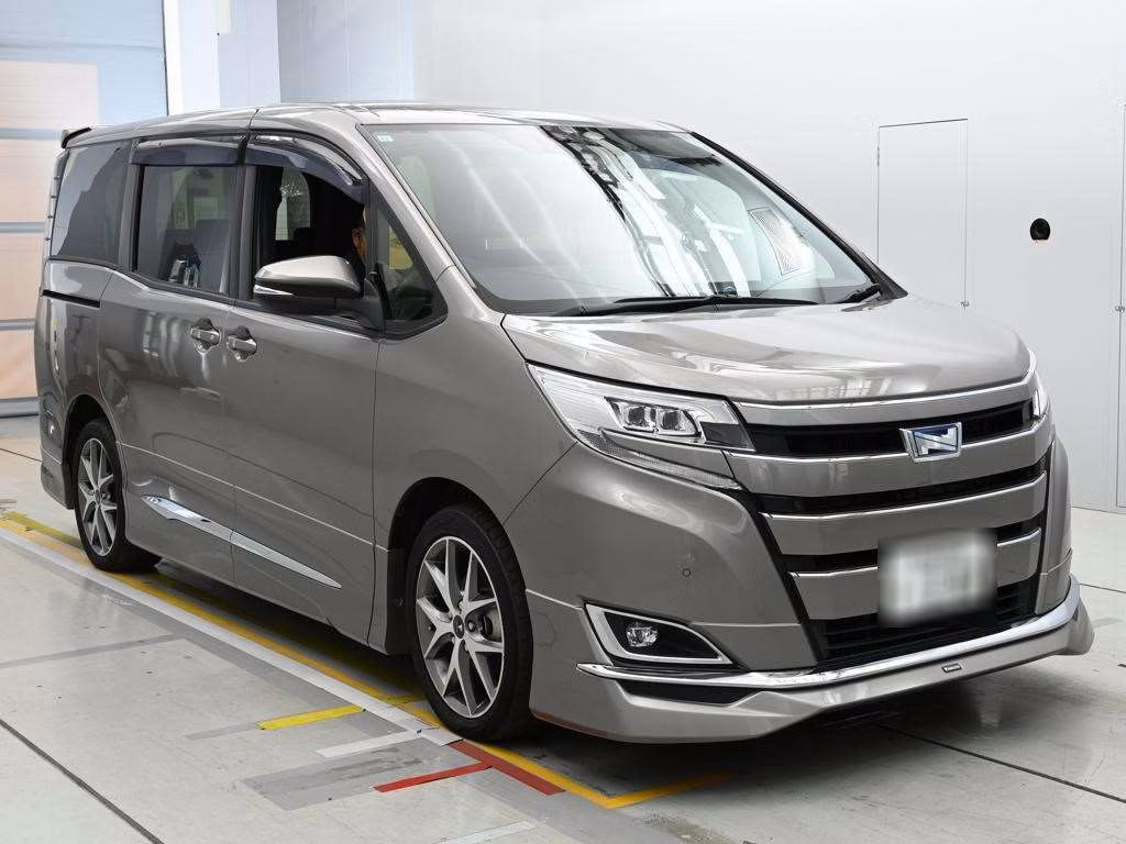 TOYOTA NOAH