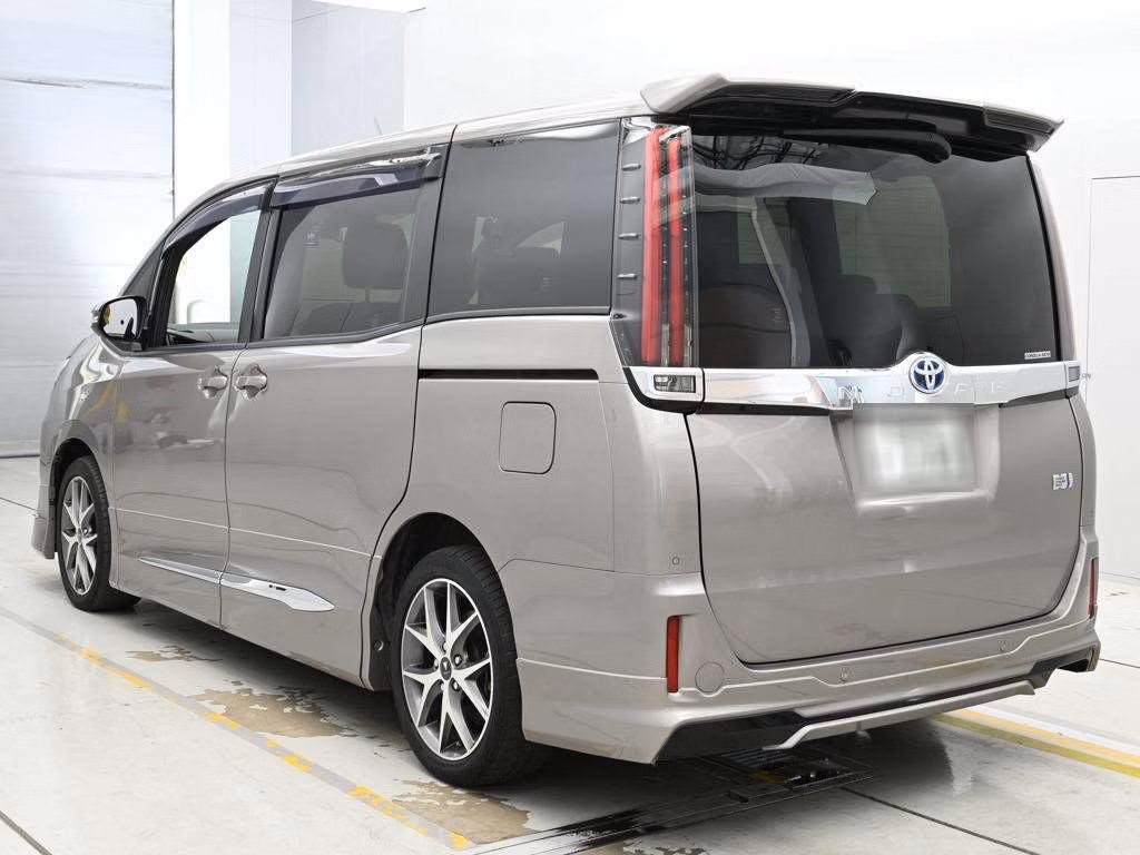 TOYOTA NOAH