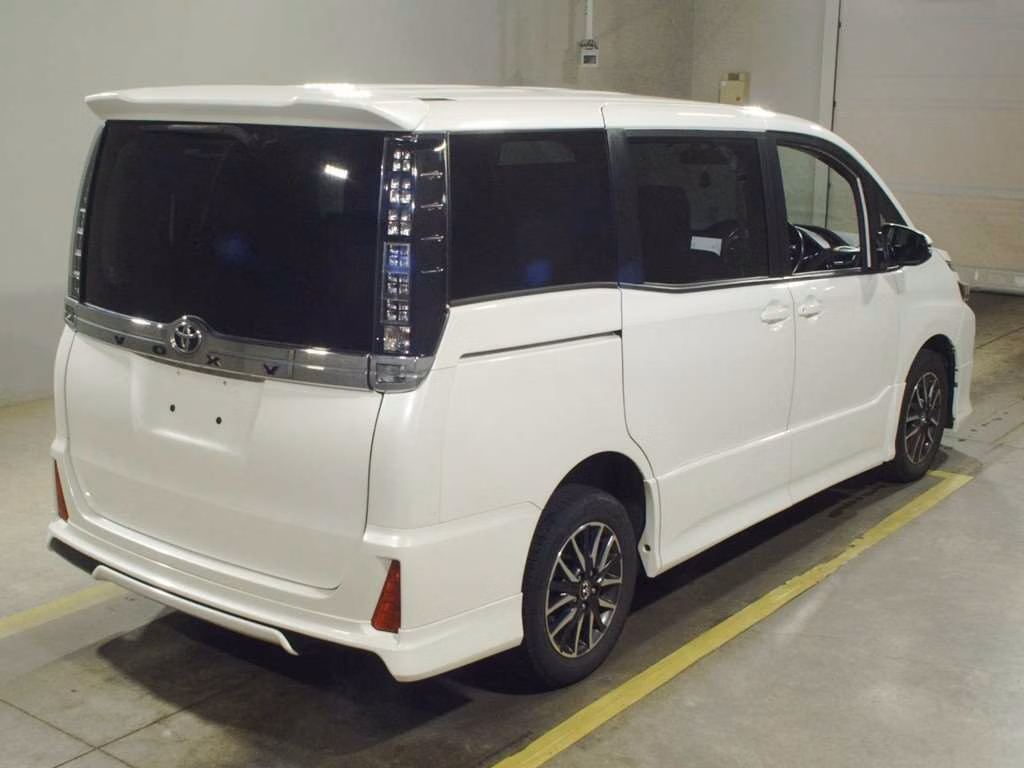 TOYOTA VOXY