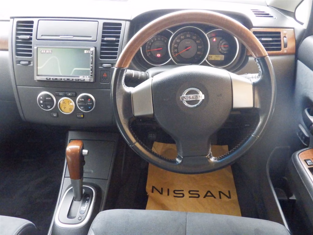 NISSAN TIIDA LATIO