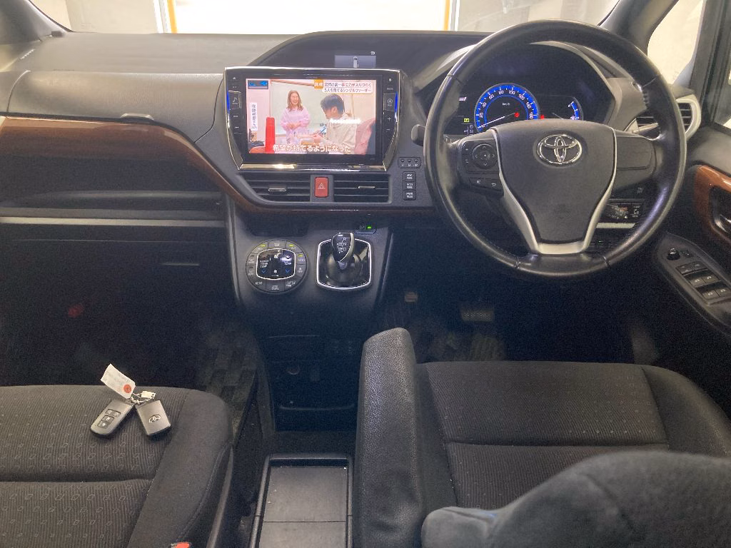 TOYOTA VOXY