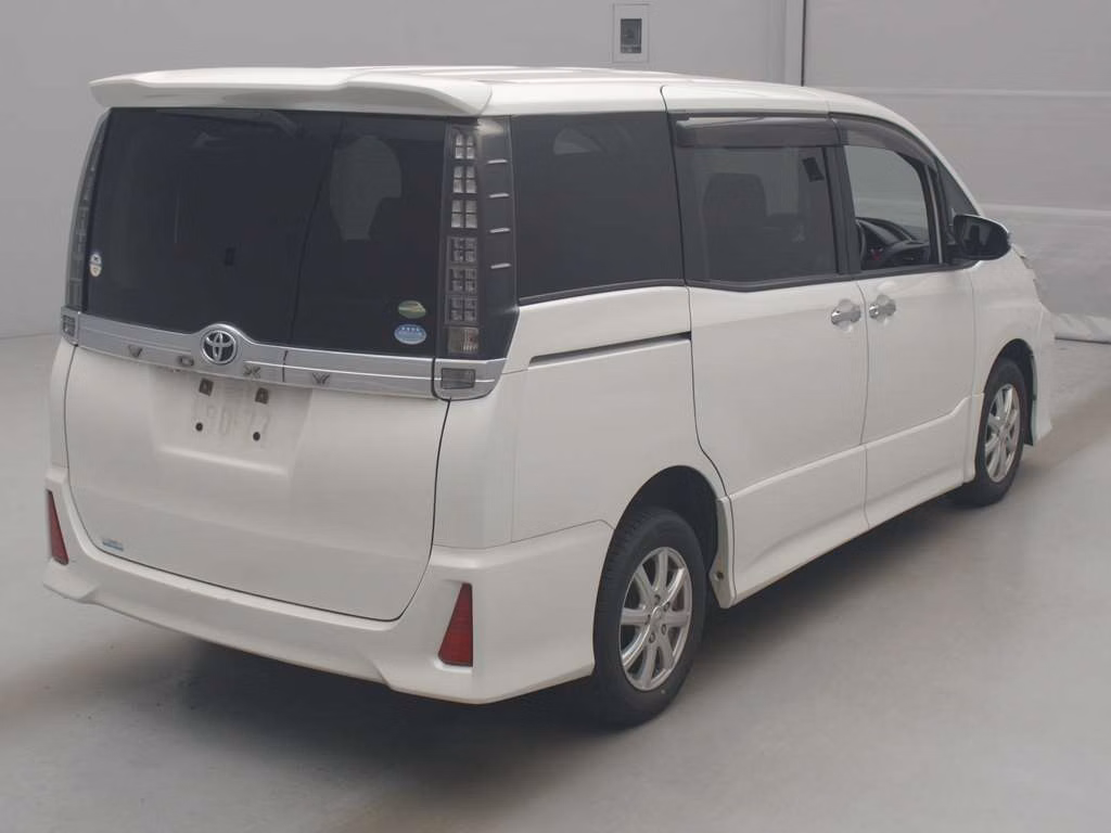 TOYOTA VOXY