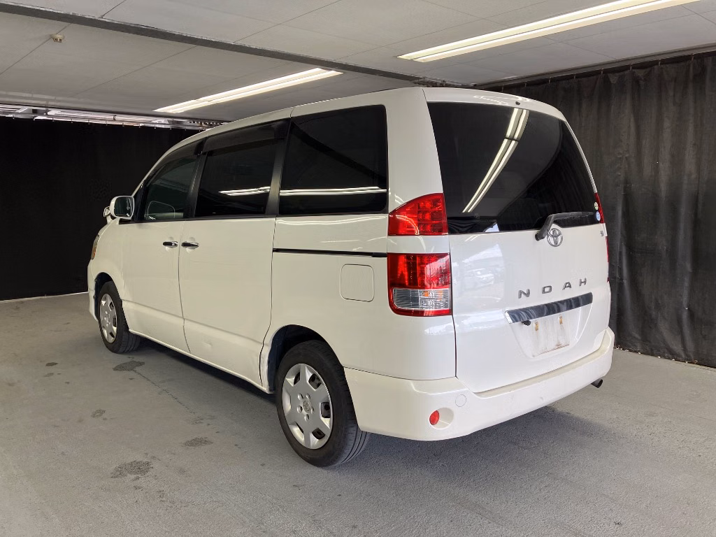 TOYOTA NOAH
