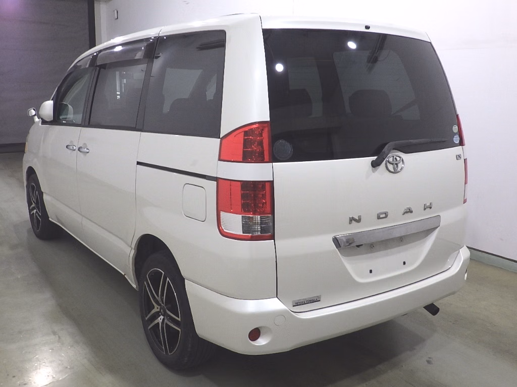 TOYOTA NOAH