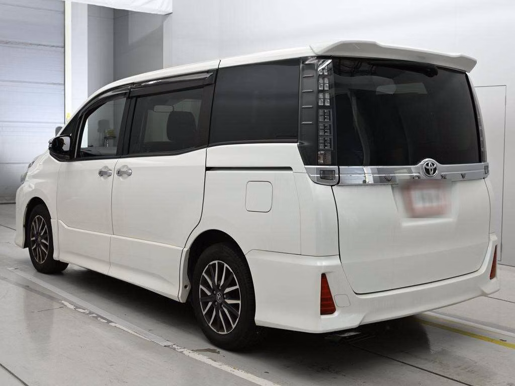 TOYOTA VOXY