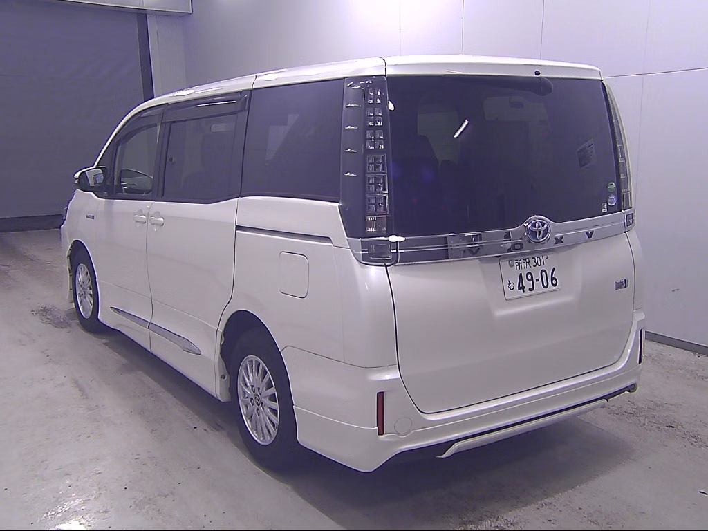 TOYOTA VOXY