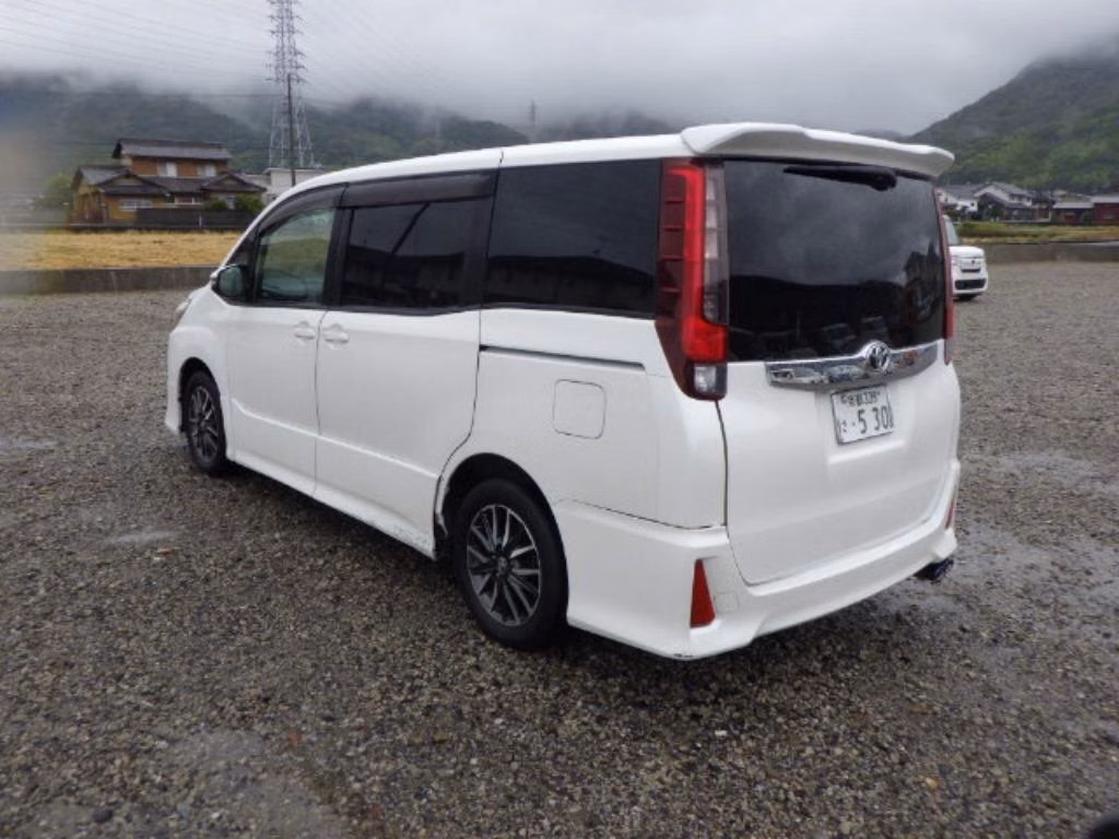 TOYOTA NOAH