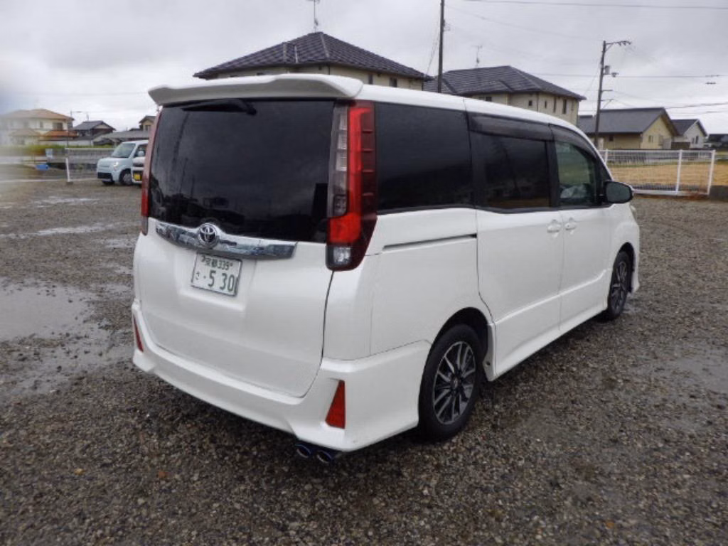 TOYOTA NOAH