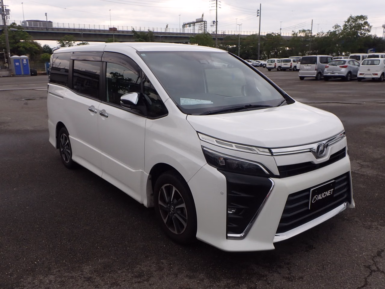 TOYOTA VOXY