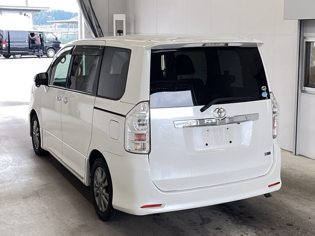 TOYOTA VOXY