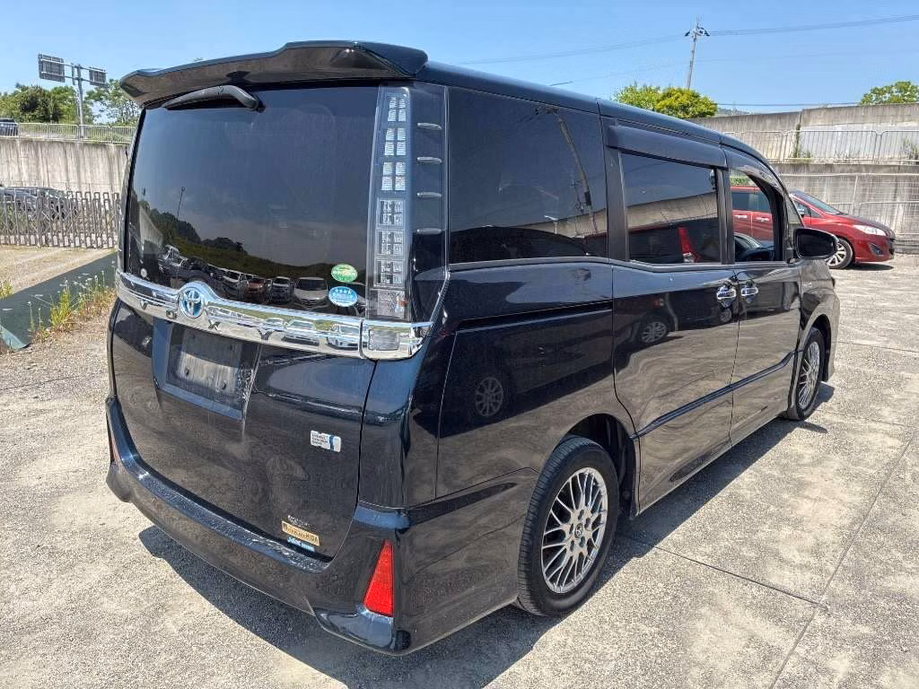 TOYOTA VOXY