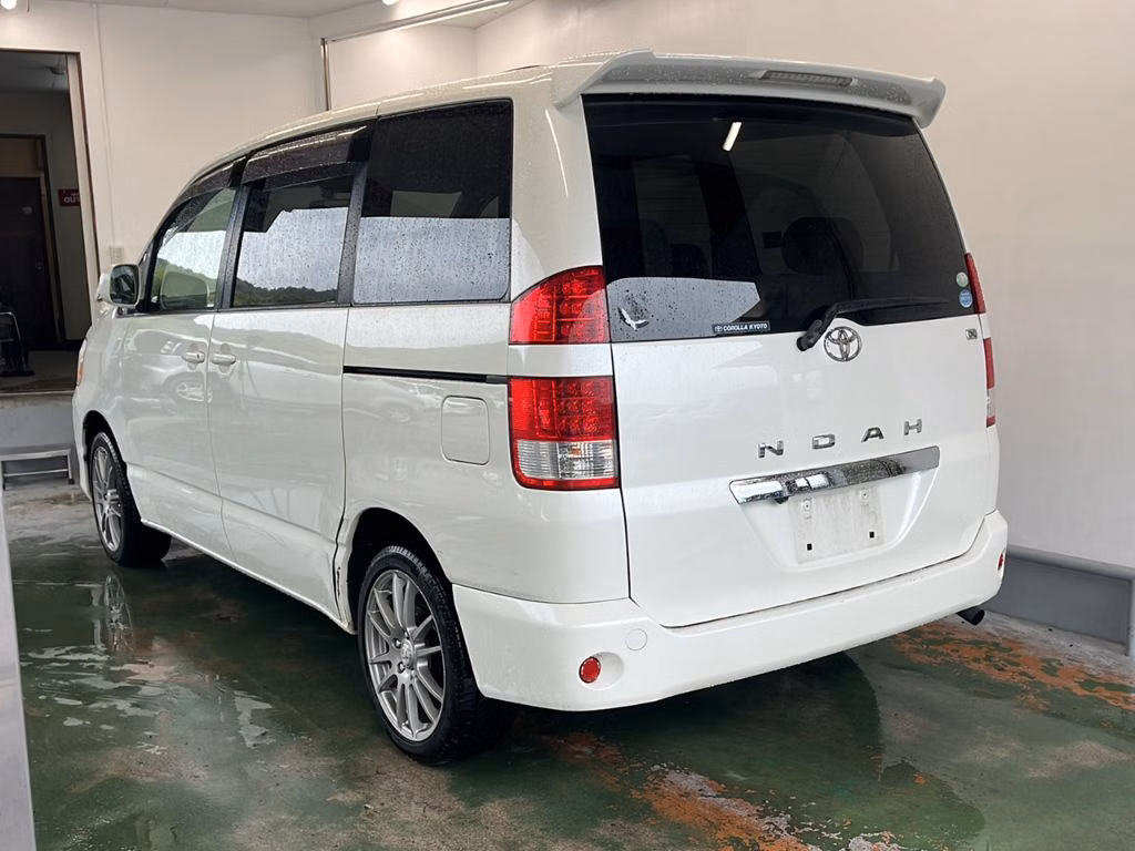 TOYOTA NOAH