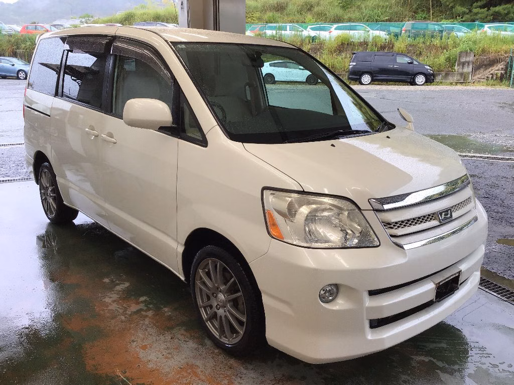 TOYOTA NOAH