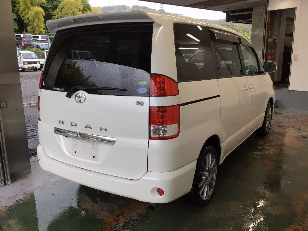 TOYOTA NOAH
