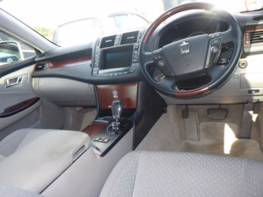 TOYOTA CROWN