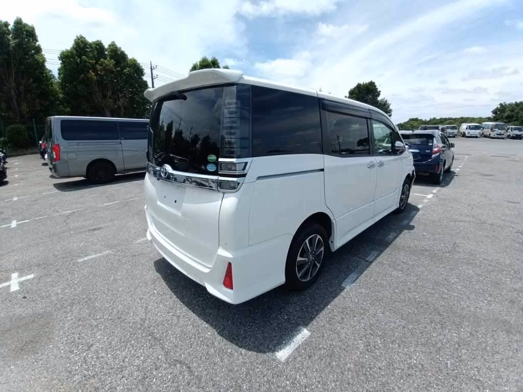 TOYOTA VOXY