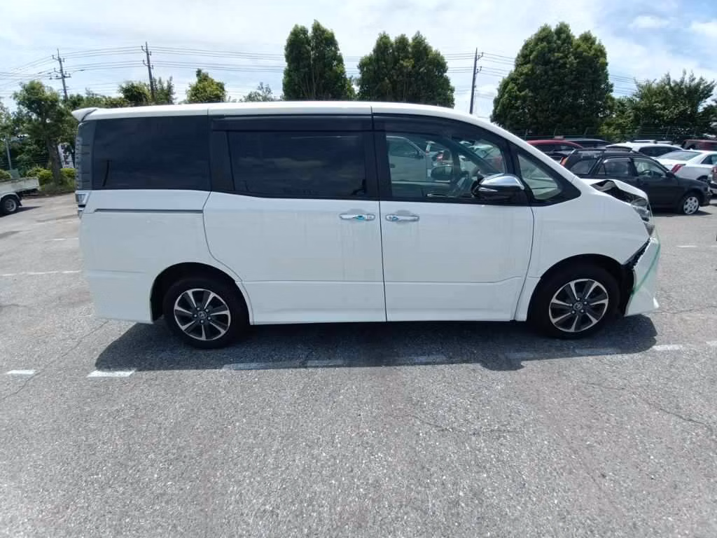 TOYOTA VOXY