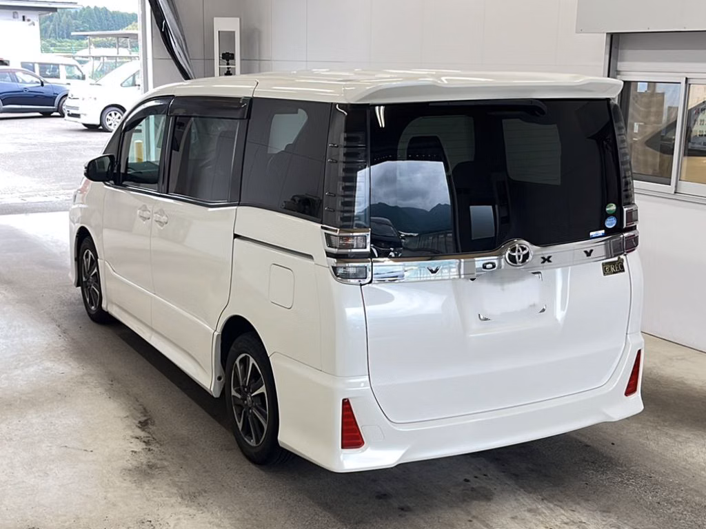 TOYOTA VOXY