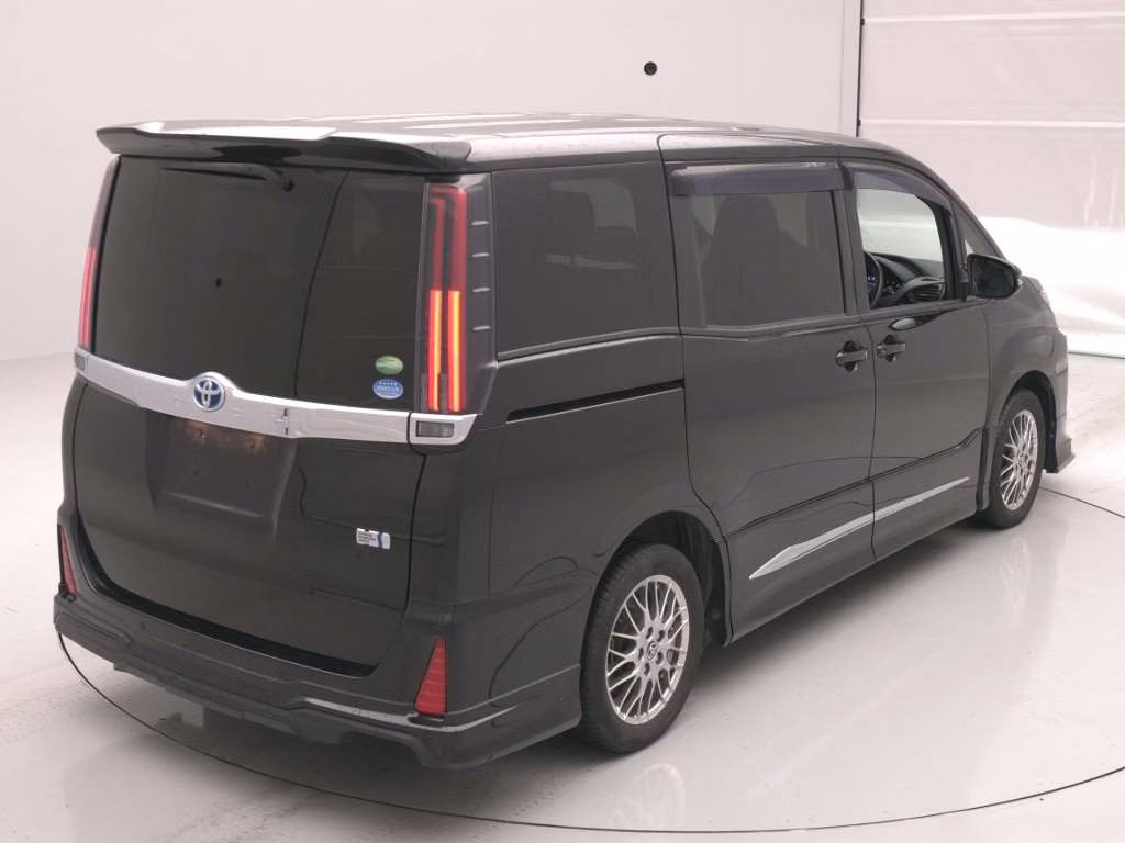 TOYOTA NOAH