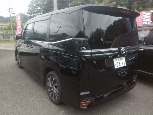TOYOTA VOXY