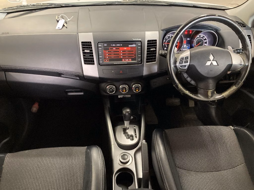 MITSUBISHI OUTLANDER