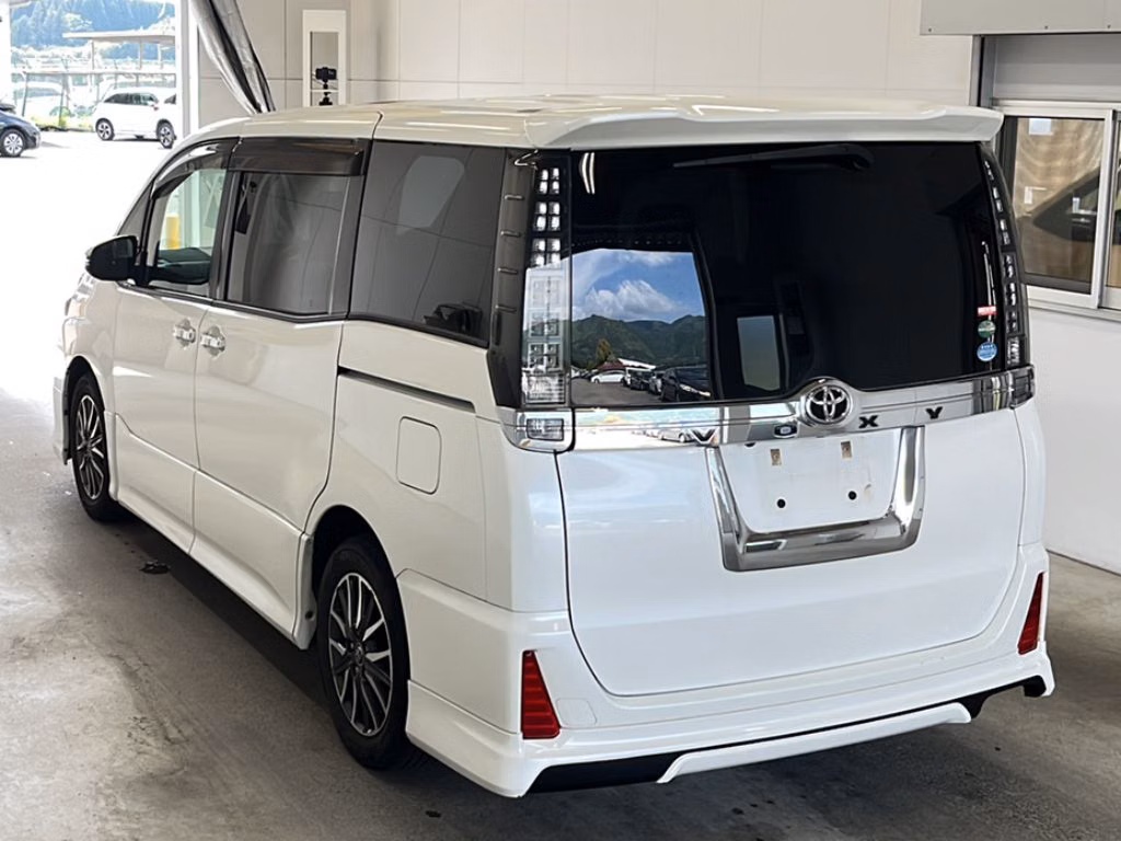 TOYOTA VOXY