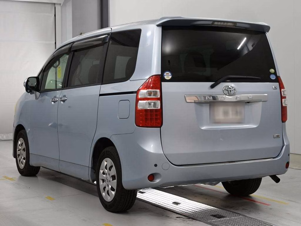 TOYOTA NOAH