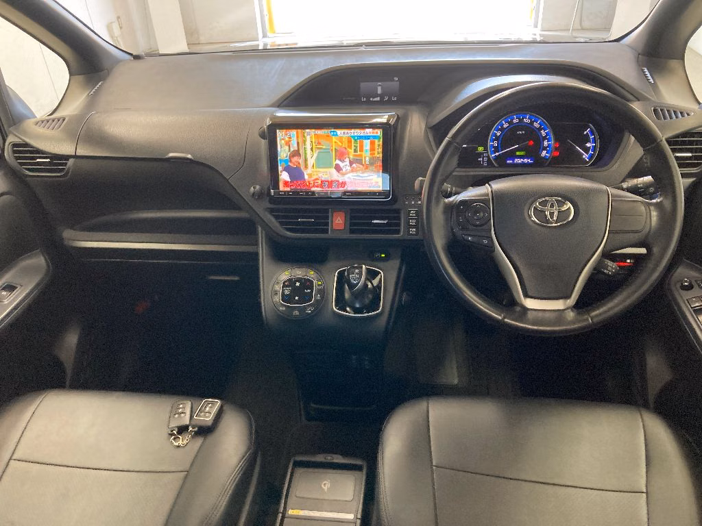 TOYOTA VOXY