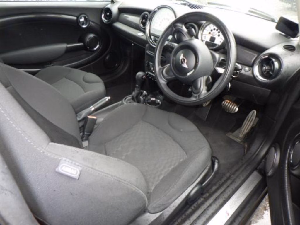 MINI HATCH