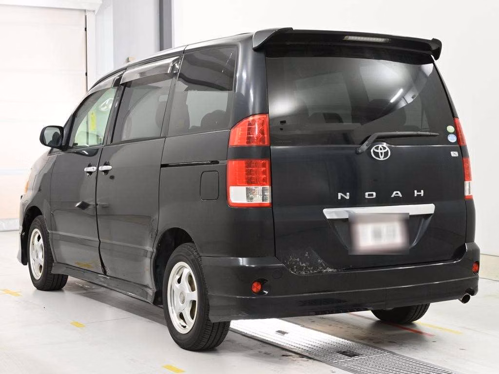 TOYOTA NOAH