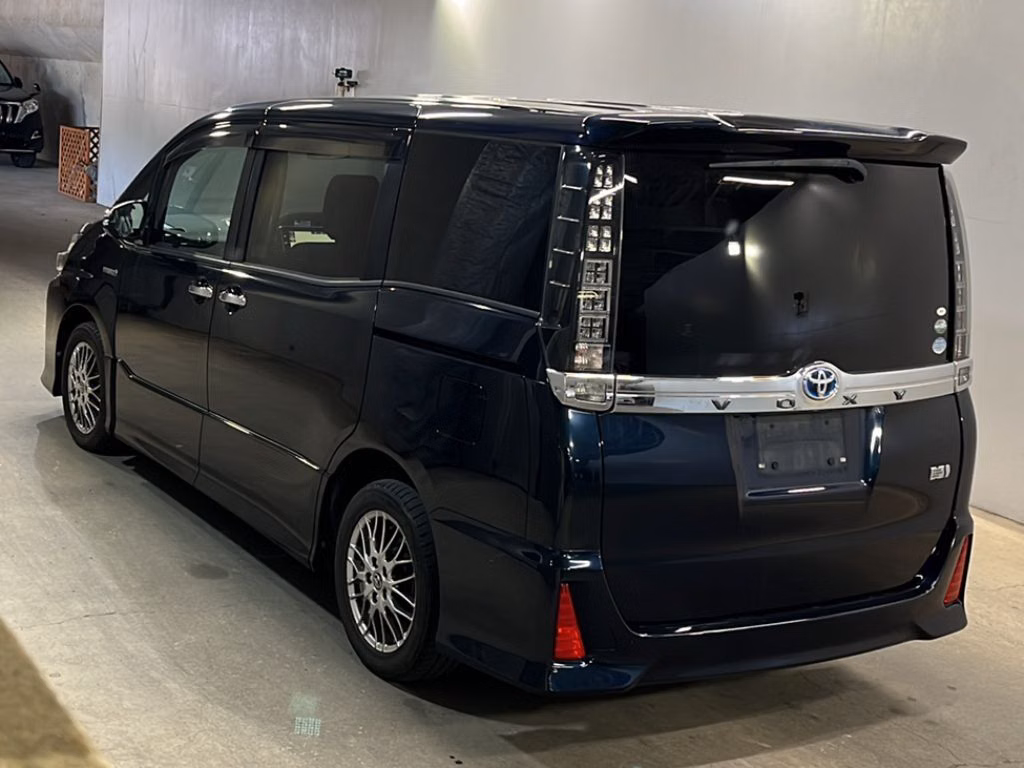 TOYOTA VOXY