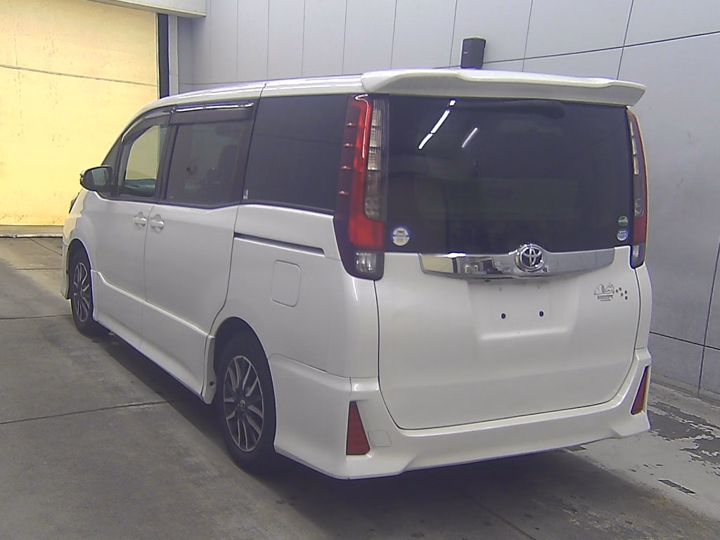 TOYOTA NOAH
