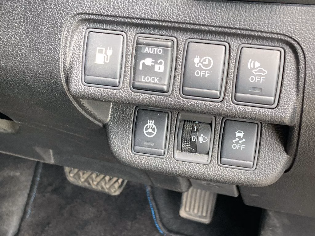 NISSAN LEAF