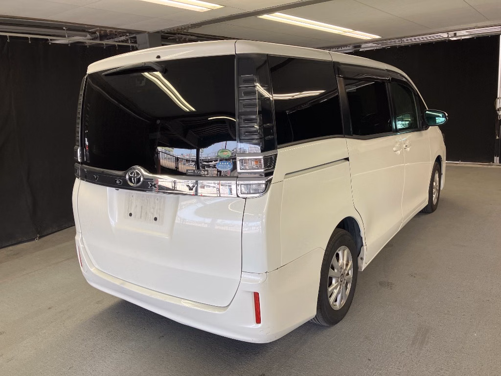 TOYOTA VOXY
