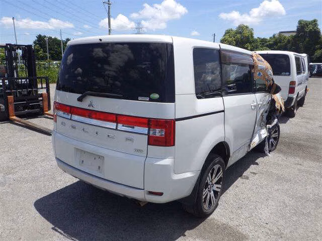 MITSUBISHI DELICA D:5