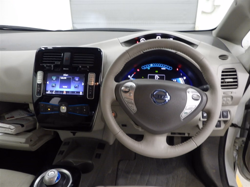 NISSAN LEAF