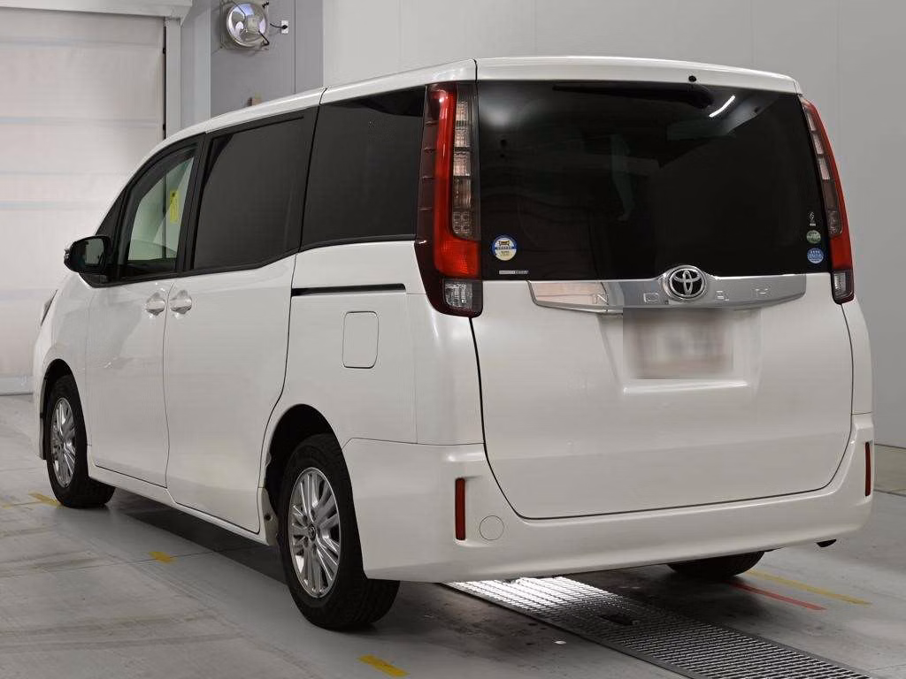 TOYOTA NOAH