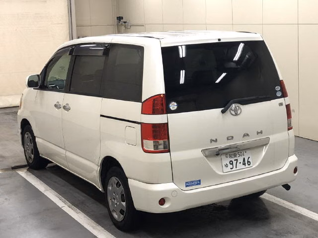 TOYOTA NOAH