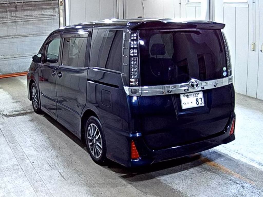TOYOTA VOXY