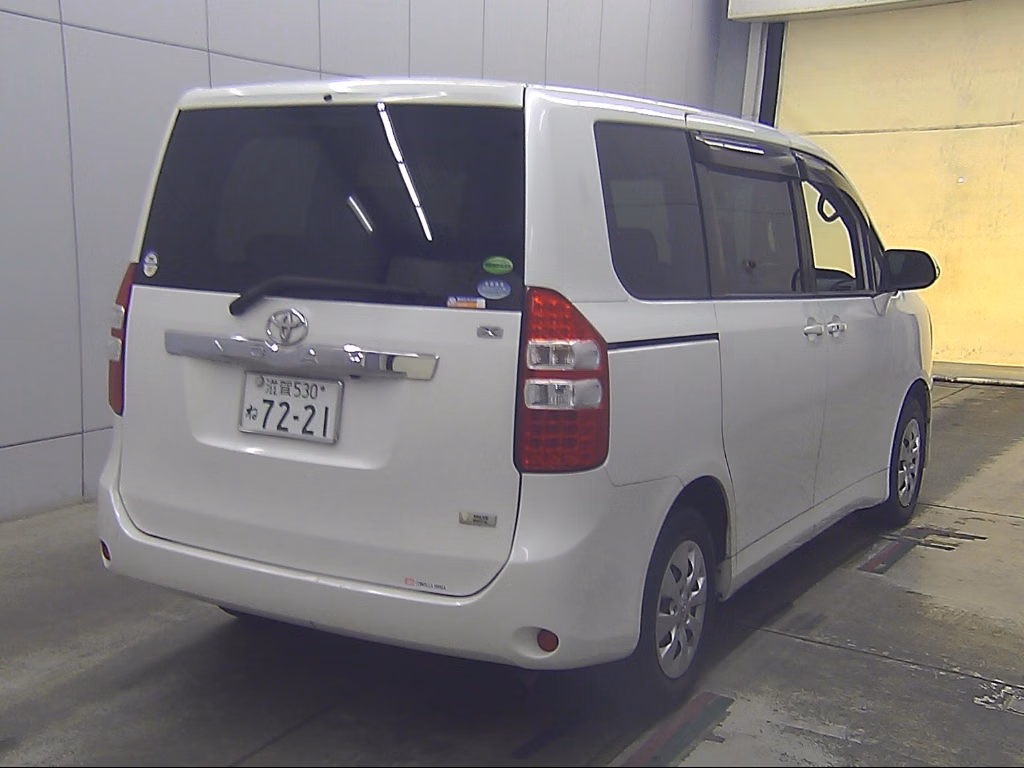 TOYOTA NOAH