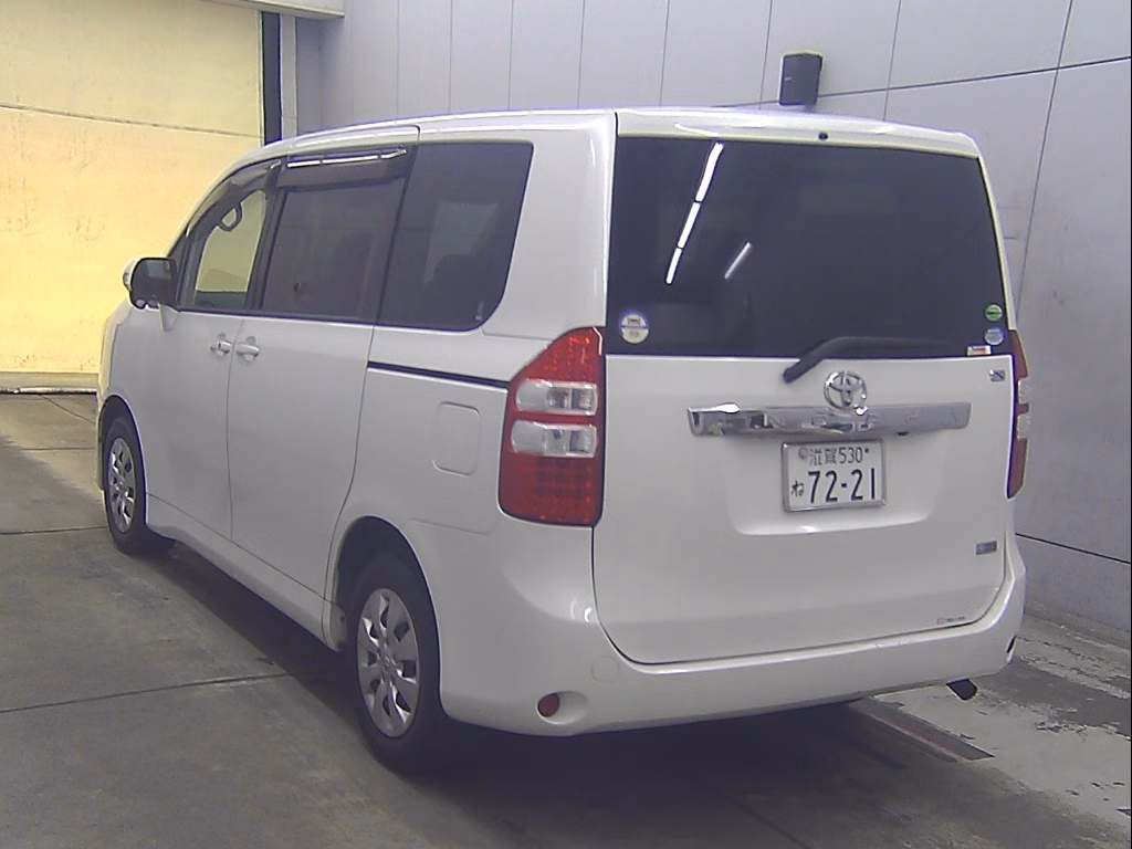 TOYOTA NOAH