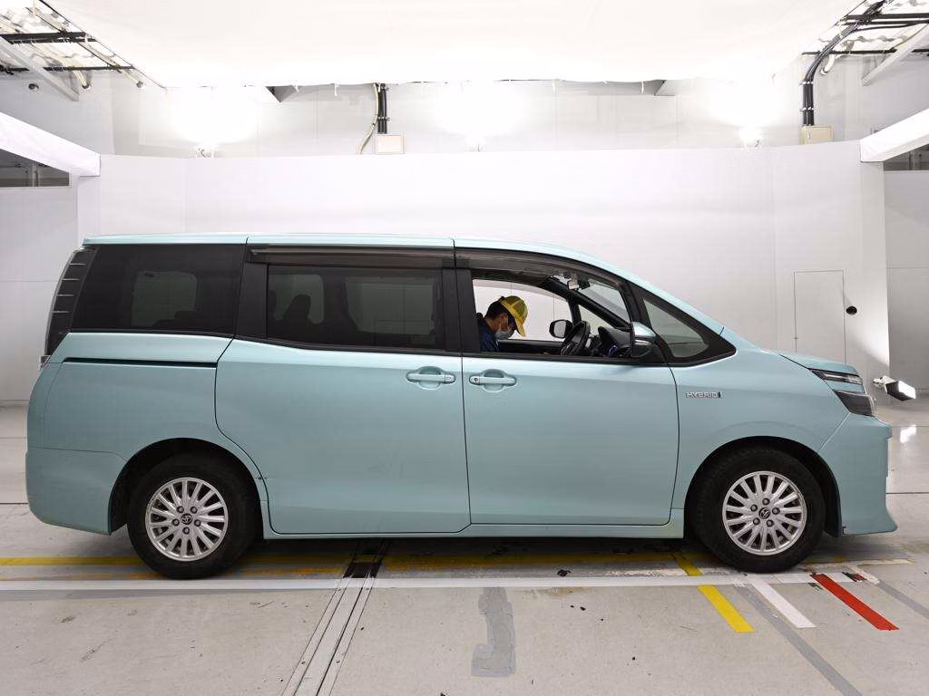 TOYOTA VOXY