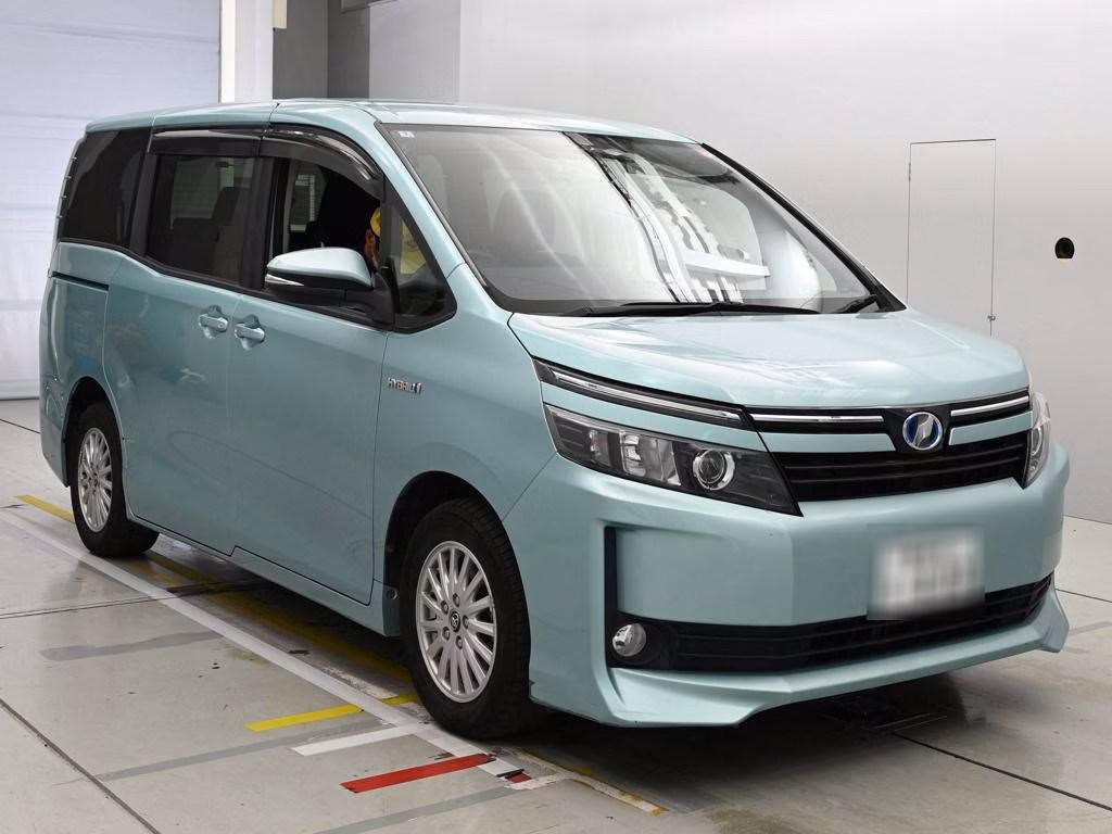 TOYOTA VOXY