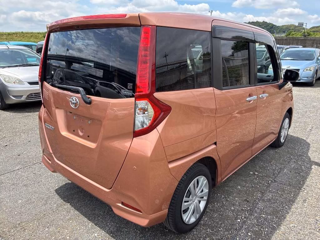 TOYOTA ROOMY